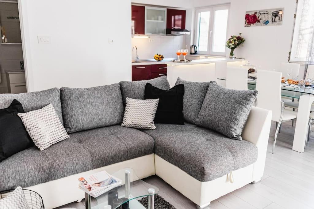 Holiday Home Marina-Renovated House In City Center Rogoznica  Exterior foto