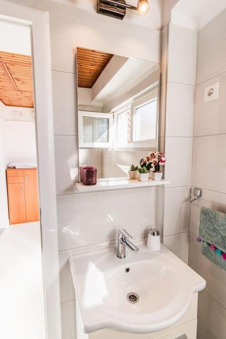 Holiday Home Marina-Renovated House In City Center Rogoznica  Exterior foto